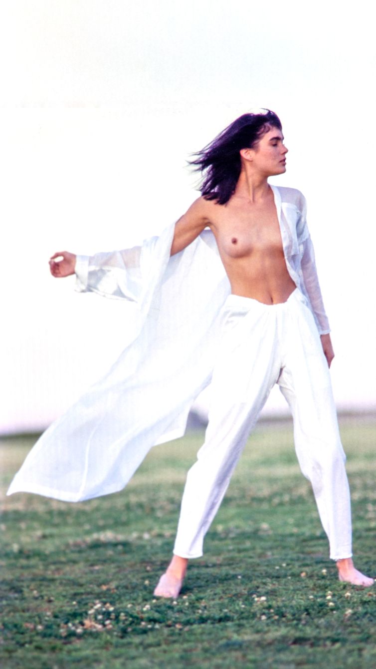 KerryWhiteLinenHarpersBazaar_02