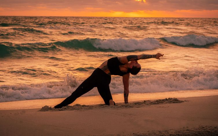 YogaGilrOnBeach01_DavidSiqueiros